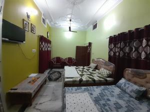 Shyam Homestay-Front faimly Room With Private Bathroom