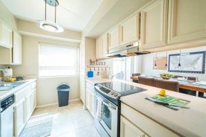 Private Patio-Cubbies Close By-Easy Freeway Access