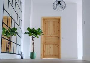 AMAO Brown - City Center - 85 m2 - King-Size Bed - Private Parking - Storchenturm - bis 10 Pers 2Whg