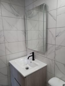 Lovely newly refurbished 1 Bedroom Flat Minutes From Sandy Beach,private terrace