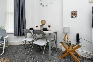 Cosy Wirral home near Liverpool with Free Parking!