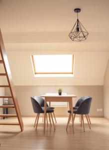 ++++ CENTRAL COSY DUPLEX ++++ A 5 MIN DES REMPARTS ET 12 MIN DE PLACE DALTON A PIEDS