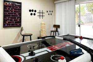 Modern Home Near Ontario Airport