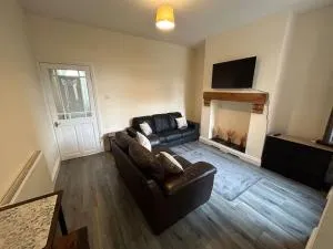 3 Bedroom Home From Home, Crewe - Barthomley