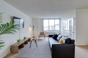 Incredible 1 BR Apt + Den @Crystal City With Gym