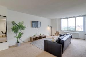 Incredible 1 BR Apt + Den @Crystal City With Gym