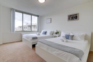 Incredible 1 BR Apt + Den @Crystal City With Gym