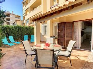 3 bed ground first floor apartment. Close to beach