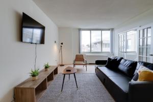 Incredible 1 BR Apt + Den @Crystal City With Gym