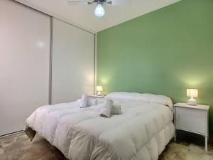 3 bed ground first floor apartment. Close to beach