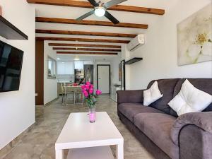 3 bed ground first floor apartment. Close to beach