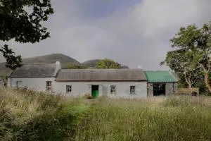 Secluded Thatched Cottage, near beaches & hill walking - Straid