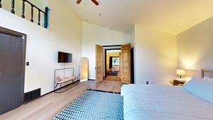 The Stone Mason - Large Modern Home on 5 Acres - 2 Hrs from NYC