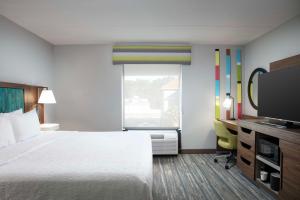 King Room with King Bed - Non-Smoking room in Hampton Inn Kingsland