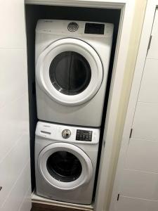 Yannes Place - Dual-Lounge