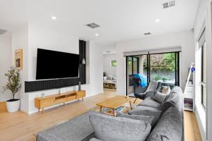 Discover a Spacious Modern Gem near The Esplanade