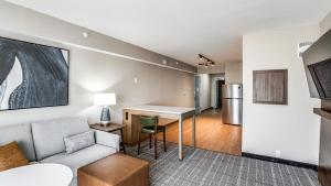 One-Bedroom Suite - Communications and Mobility Accessible room in Ramada by Wyndham Dallas Love Field