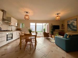 Maisons de vacances Charmante Maison au Coeur d’un Village Paludier, Proche Guerande et Plages, Terrasse et Wifi - FR-1-306-1227 : photos des chambres