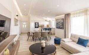 Apartments with parking space Kastel Luksic, Kastela - 22141