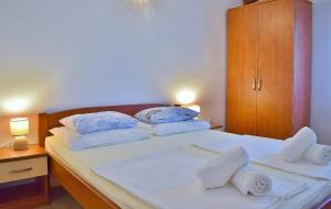 Apartments with parking space Lopar, Rab - 22583