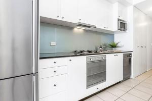 A Comfy Studio Next to Darling Harbour City Views