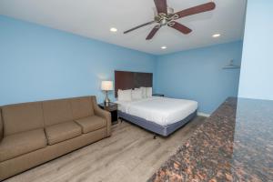 King Room Efficiency  room in Commander Beach House Hotel