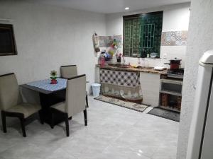 Quarto,cozinha,banheiro e área externa compartilhada