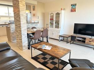 Appartement 3 pièces refait à neuf avec parking, 4 couchages, proche plage et commerces - Le Lavandou - FR-1-251-584
