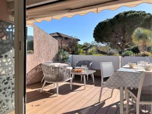 Charmant T2 climatisé avec piscine, terrasse, parking et Wi-Fi - 4 couchages, Le Lavandou - FR-1-251-540