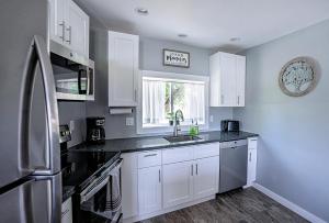 Peak Haven: 2BR Mountain View