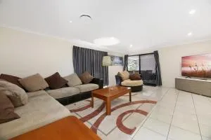 Glorious 5-Bed Amidst Nature in Burleigh Heads - 塔勒布吉拉