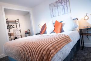 Kings Arms Suites - Luxury Double - Waterfall Shower - Self Check In