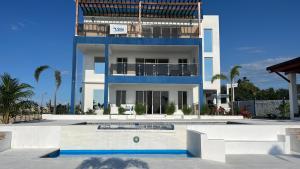 Luxury Beach Front Villa with Private pool and stunning Ocean View!