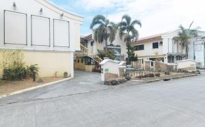 RedDoorz @ Moss Hotel Dasmarinas