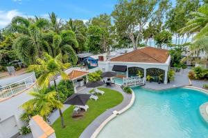 two bedroom beach front apartment @ Alassio Palm Cove