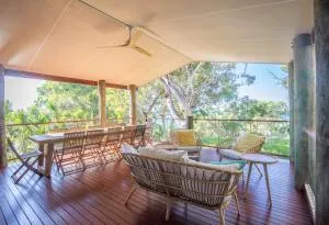 Surf Gums, Sleeps 9, Pet Friendly, Fully Renovated - Amity Point