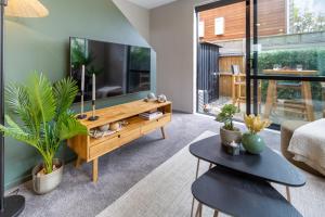 Latimer Square Luxe: 1BR w Sofa Bed