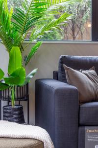 Latimer Square Luxe: 1BR w Sofa Bed
