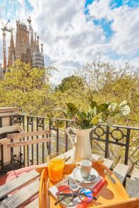 Three-Bedroom Apartment room in Bbarcelona Sagrada Familia Garden Apartment