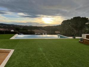 Casa Mas Cabañas con piscina infinita con playa