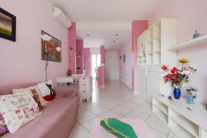GuestHost - Mac Mahon - Colorful Apartment with balcony!