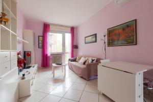 GuestHost - Mac Mahon - Colorful Apartment with balcony!