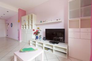 GuestHost - Mac Mahon - Colorful Apartment with balcony!