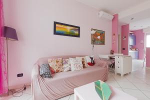 GuestHost - Mac Mahon - Colorful Apartment with balcony!