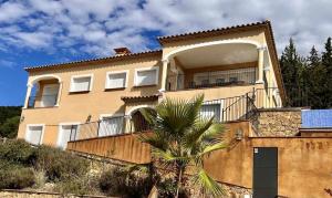 Casa Mas Ambros con piscina desbordante