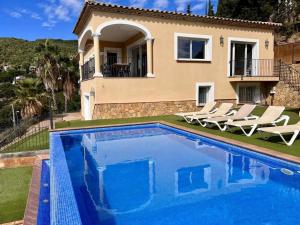 Casa Mas Ambros con piscina desbordante