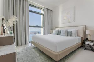 Sky-High 1BR RetreatMarina VistaEmaar Beachfront