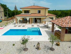 Beautiful Villa Vita Maris with heated pool 