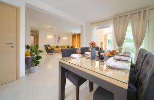 Beautiful Villa Vita Maris with heated pool 