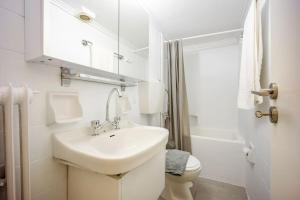 Top Acropolis Sightseeing 1st FLR Elegant Flat by LODGESPOT